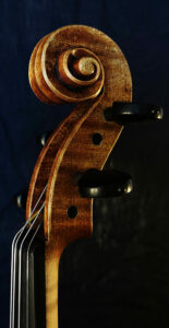 vue de 3/4 volute violon modèle personnel Mylène Lassalle